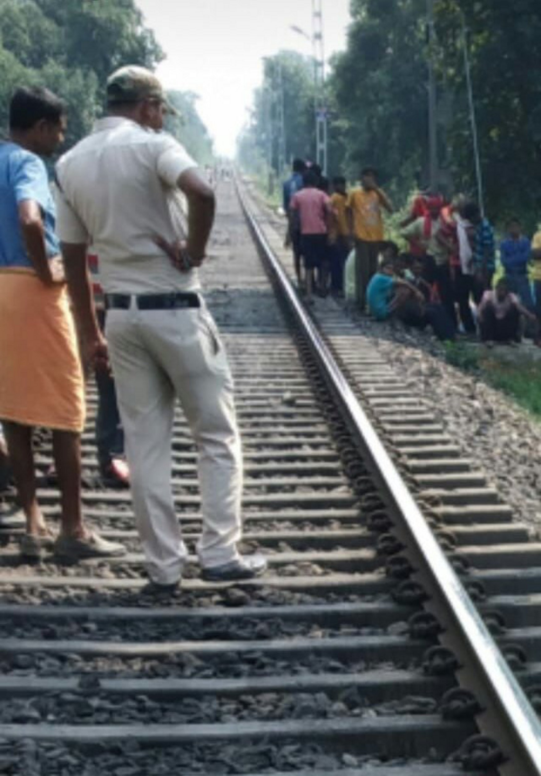Dead body of youth found in railway track