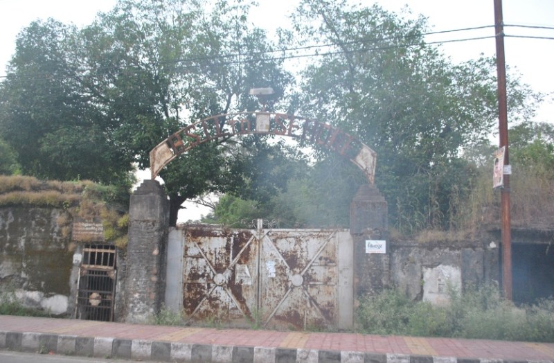 शुगर फैक्ट्री की जमीन के अवैध कब्जों का सर्वे करने घर-घर दस्तक दे रहे पटवारी