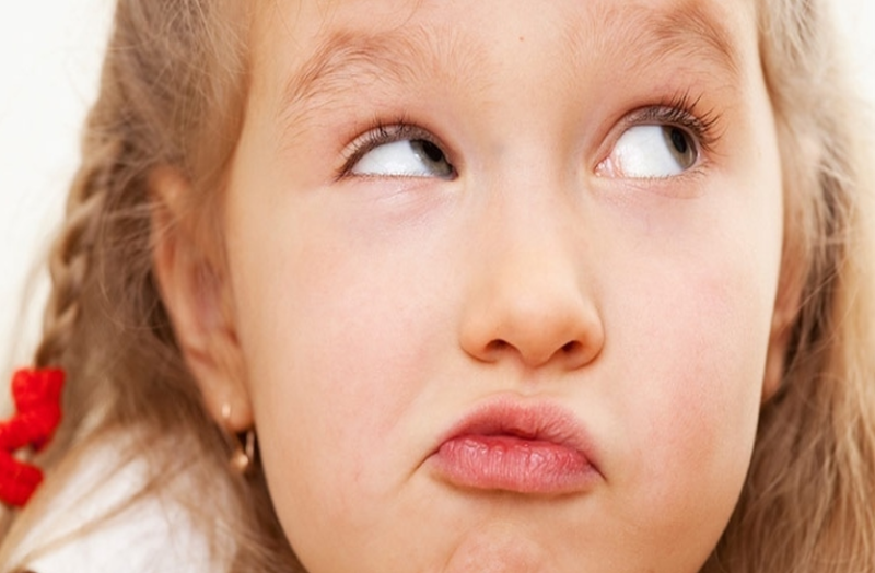 टॉरेट सिंड्रोम से पीड़ित बच्चे अचानक अजीब आवाजें निकालने लगते हैं