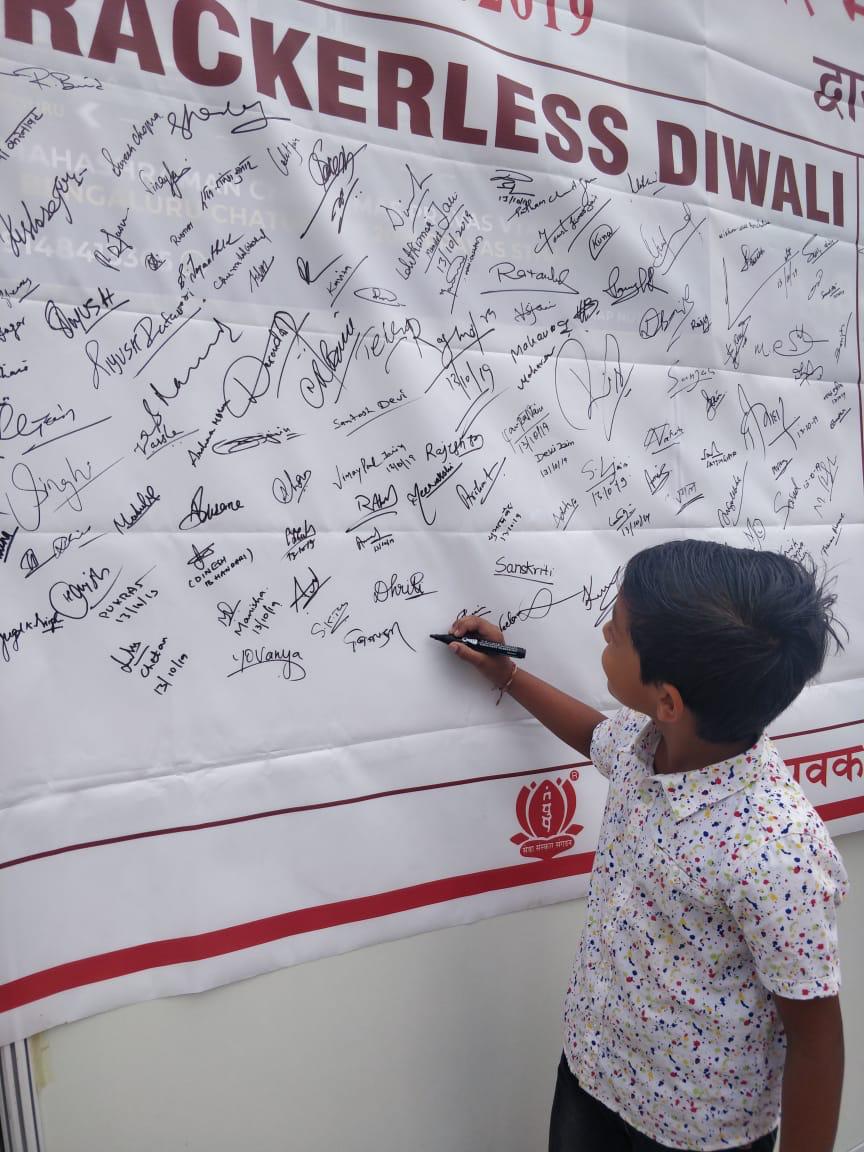बच्चों व युवाओं ने किए पटाखा मुक्त दिवाली के बैनर पर हस्ताक्षर