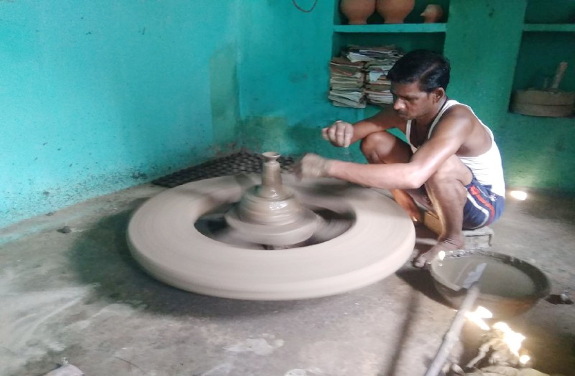 Artisans engaged in making clay lamps