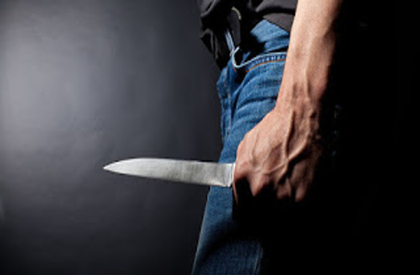 नगर परिषद कर्मचारी पर चाकू से हमला कर्मचारियों में मची अफरा-तफरी