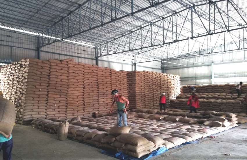Warehouses filled with wheat-gram, no place to keep paddy
