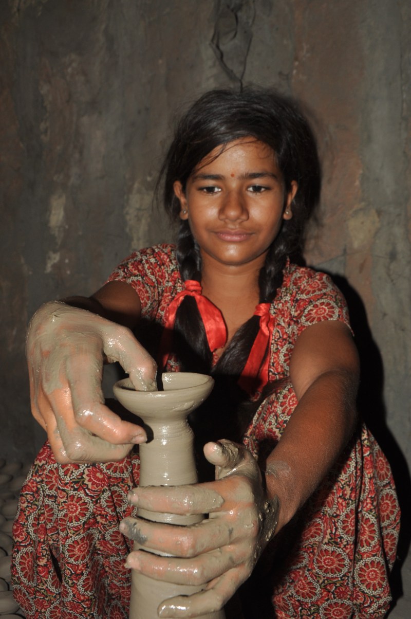 सिमटती जा रही मिट्टी के दीप बनाने की कला, पहले थे 50 अब 5 परिवार ही बना रहे दीपक