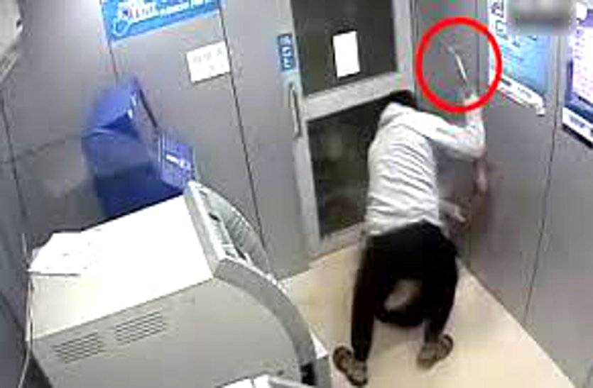 ATM से पैसे निकालते ही नकाबपोश ने अड़ा दिया चाकू, हिम्मती अधेड़ ने विरोध करके लुटेरे को भागने पर कर दिया मजबूर