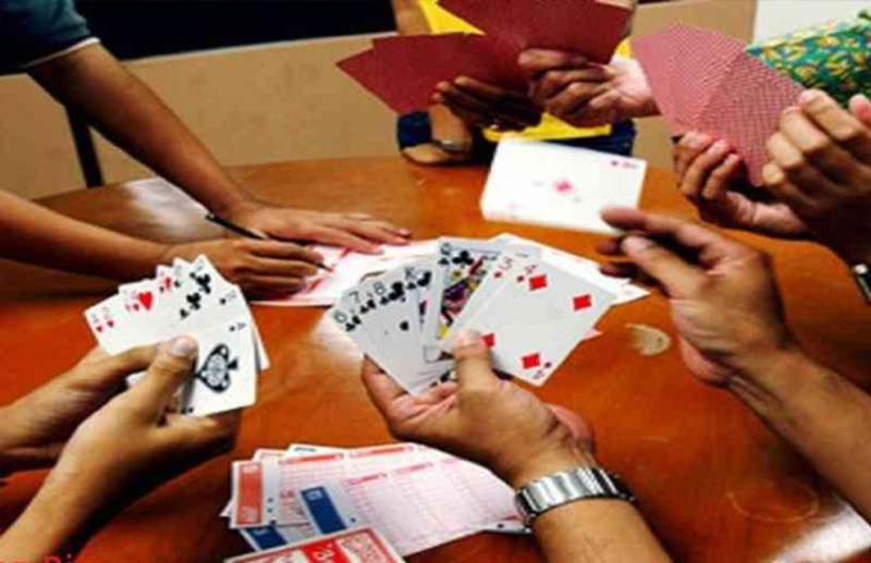 फिल्मी स्टाइल में वेश बदल कर जुआरियों तक पहुंचे पुलिस वाले, सच पता चला तो मच गयी भगदड़