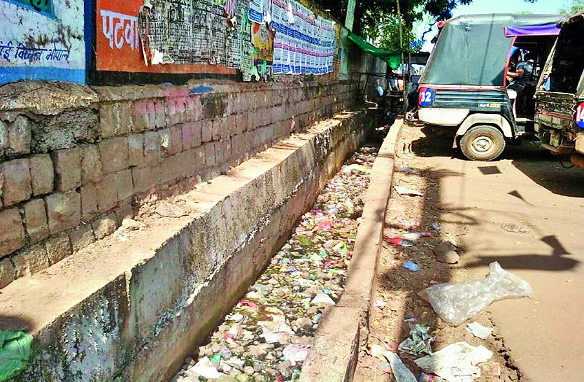 सीएमओ-अध्यक्ष का वर्चस्व विवाद: सफाई के लिए हर माह 74 लाख रुपए खर्च करने वाला शहर दीपावली से पहले बना कचराघर