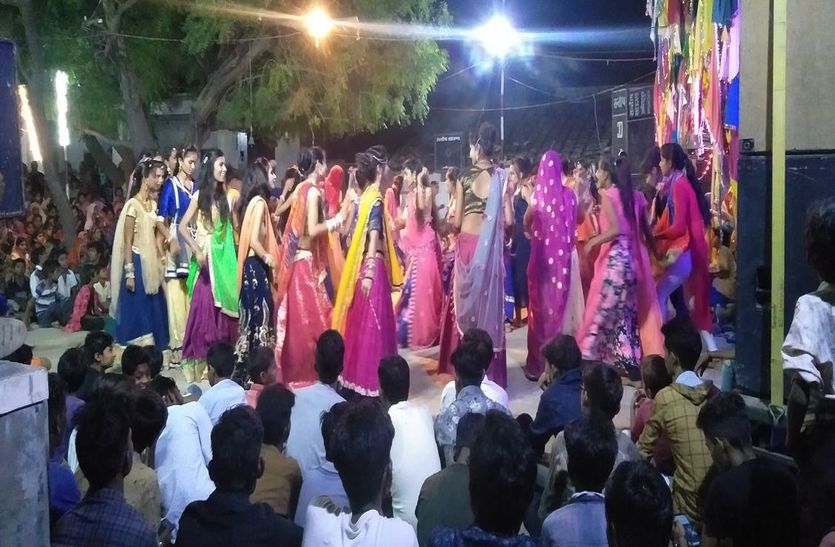 राजस्थानी वेशभूषा में गुजराती गरबा नृत्य
