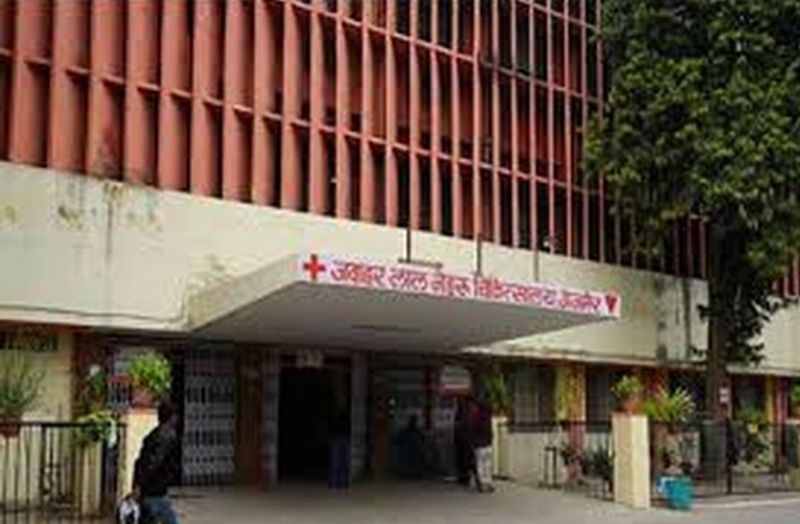 रेजीडेंट चिकित्सक ने हॉस्टल में मचाया हंगामा