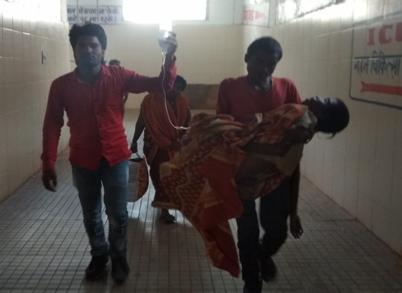 छत्तीसगढ़ के इस मेडिकल कॉलेज में नहीं मिला स्ट्रेचर, गोद में ढोकर दिव्यांग मरीज को पहुंचाना पड़ा आईसीयू में