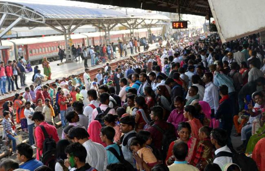 रेलवे कर रहा कंफर्म टिकट का दावा, रोज स्टेशन पहुंच रहे 70 हजार यात्री, लेकिन समस्या जस के तस ...