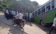 खड्ढे में उतरी बस, 10 से ज्यादा यात्री घायल