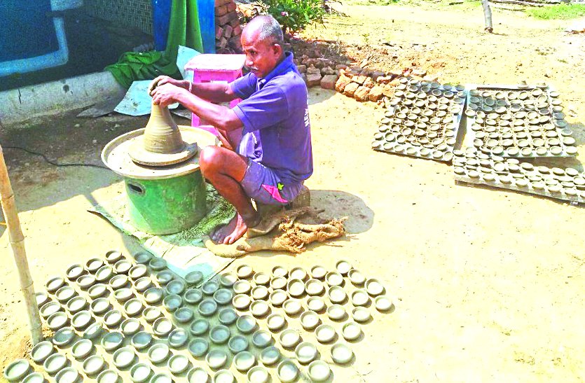 मिट्टी के दीयों में छिपी इस कुम्हार परिवार की खुशियां, इस दिवाली परंपरागत दीपक जलाकर करें जिंदगी रोशन