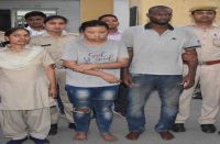 Foreign couple arrested for looting a gift to a retired teacher, forei