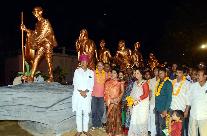 टोंक बस स्टैण्ड पर रोशनी से जगमग हुई महात्मा गांधी की दांड़ी यात्रा, सभापति लक्ष्मी जैन ने किया शुभारम्भ