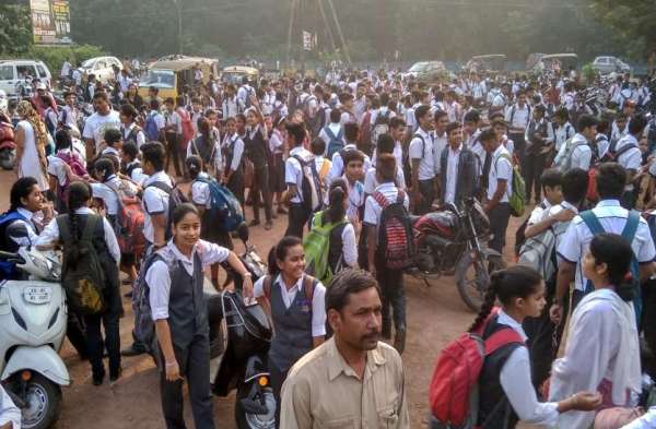 Photo Gallery : श्रीशंकरा विद्यालय सेक्टर-10 के कर्मचारी ने अपनी 8 सूत्रीय मांग को लेकर किया प्रदर्शन