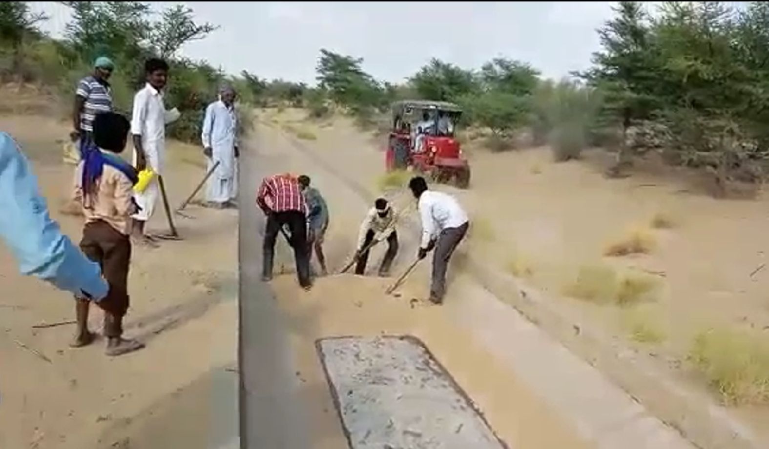 Farmers are extracting sand from canals in jaisalmer
