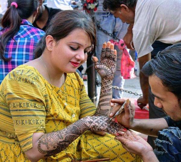 कल करवा चौथ के व्रत पर  'सोल श्रृंगार' में मेहंदी से शुरुआत करती महिलाये