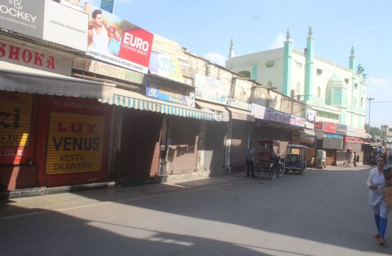 Strict action-फुटपाथ पर तय सीमा से बाहर सामान रखने पर बरती सख्ती