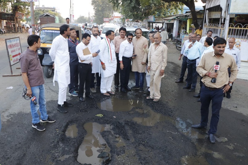 मंत्री सज्जन सिंह वर्मा ने भाजपा पर साधा निशाना, बोले- क्या अमेरिका में भी बारिश के बाद इसी तरह उखड़ जाती हैं सड़कें