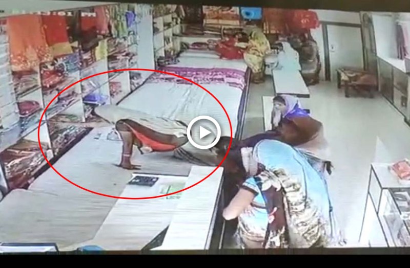 देखें LIVE वीडियो: महज 4 मिनट में महिलाएं दुकान से उड़ा ले गई 50 हजार की साड़ियां