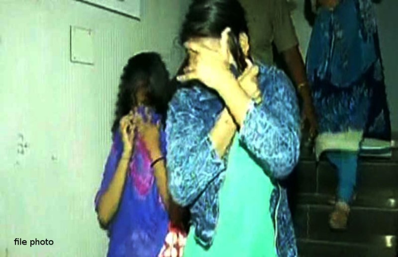 फेसबुक में हुई थी दोस्ती, पुलिस ने होटल में मारा छापा, संदिग्ध हालात में मिली युवक - युवतियां