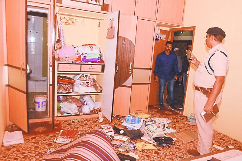 1992 से कुवैत में रहता है जिसके मकान में हुई चोरी, वृद्ध पिता और भाई करते हैं मकान की देखभाल