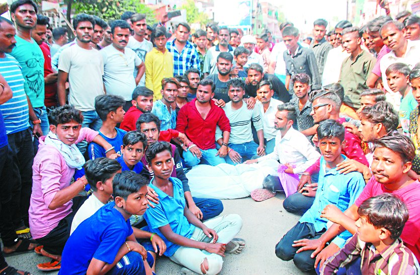 youth suicide Family sitting the body on the road 