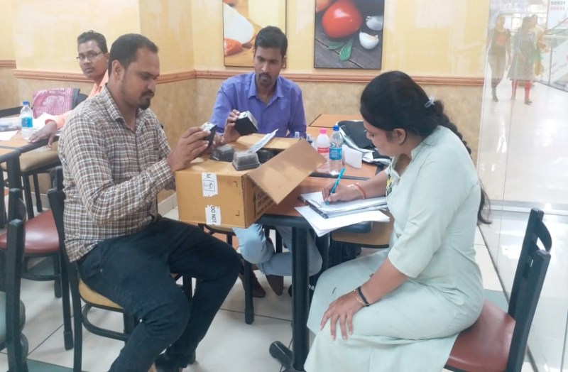 कलाकंद से लेकर पेड़े तक का लिया 35 सैंपल, 11 दुकानदारों को थमाया नोटिस