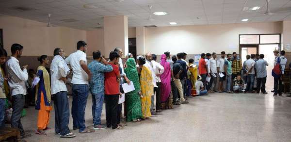 ड़ेंगू के साथ मौसमी बीमारियों ने बोला हल्ला, मरीजों की लग रही लम्बी कतार, देखें तस्वीरें...