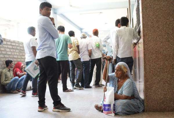 ड़ेंगू के साथ मौसमी बीमारियों ने बोला हल्ला, मरीजों की लग रही लम्बी कतार, देखें तस्वीरें...