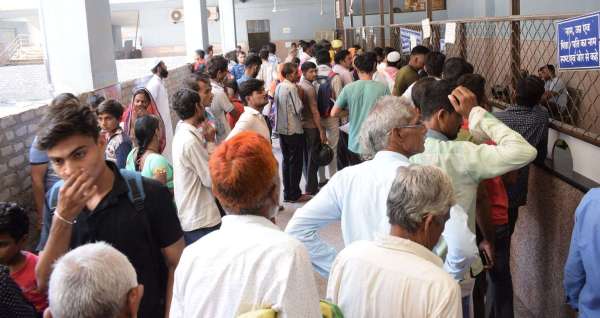 ड़ेंगू के साथ मौसमी बीमारियों ने बोला हल्ला, मरीजों की लग रही लम्बी कतार, देखें तस्वीरें...