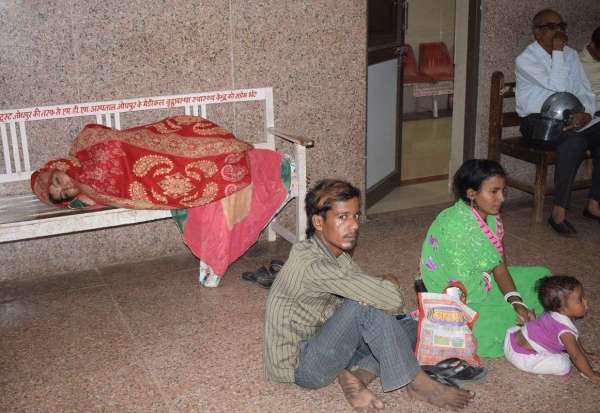 ड़ेंगू के साथ मौसमी बीमारियों ने बोला हल्ला, मरीजों की लग रही लम्बी कतार, देखें तस्वीरें...