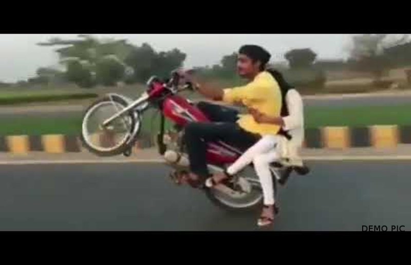तीन-तीन लड़कियों को बाइक पे बिठा कर रहा था हीरोगिरी, हुआ ऐसा कि कभी भूल नहीं पाएंगे...