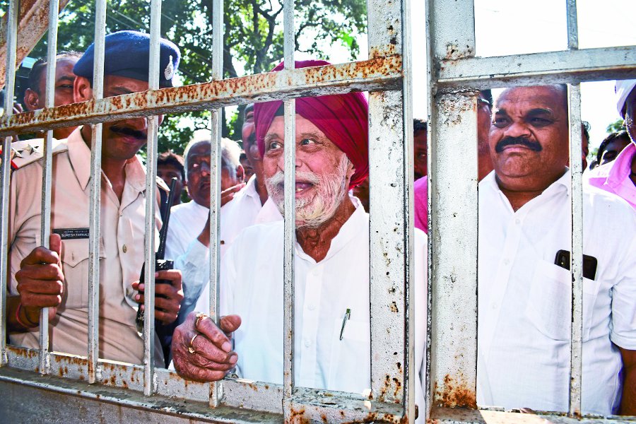 रेत मजदूरों के साथ ज्ञापन देने पहुंचे पूर्व मंत्री सरताज सिंह बोले- जेल जैसा लगता है यह कलेक्टे्रट गेट