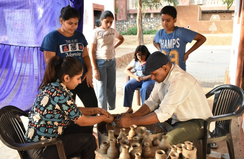 जेकेके में 'लोकरंग' कार्यक्रम: नन्हे हाथों से चाक पर विभिन्न आकार लेती मिट्टी