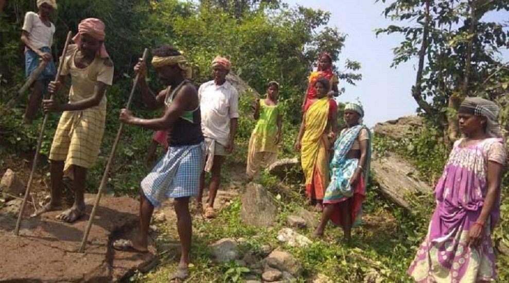 बंगाल में पहाड़ काटने उतरे एक साथ सैकड़ों 'दशरथ मांझी'
