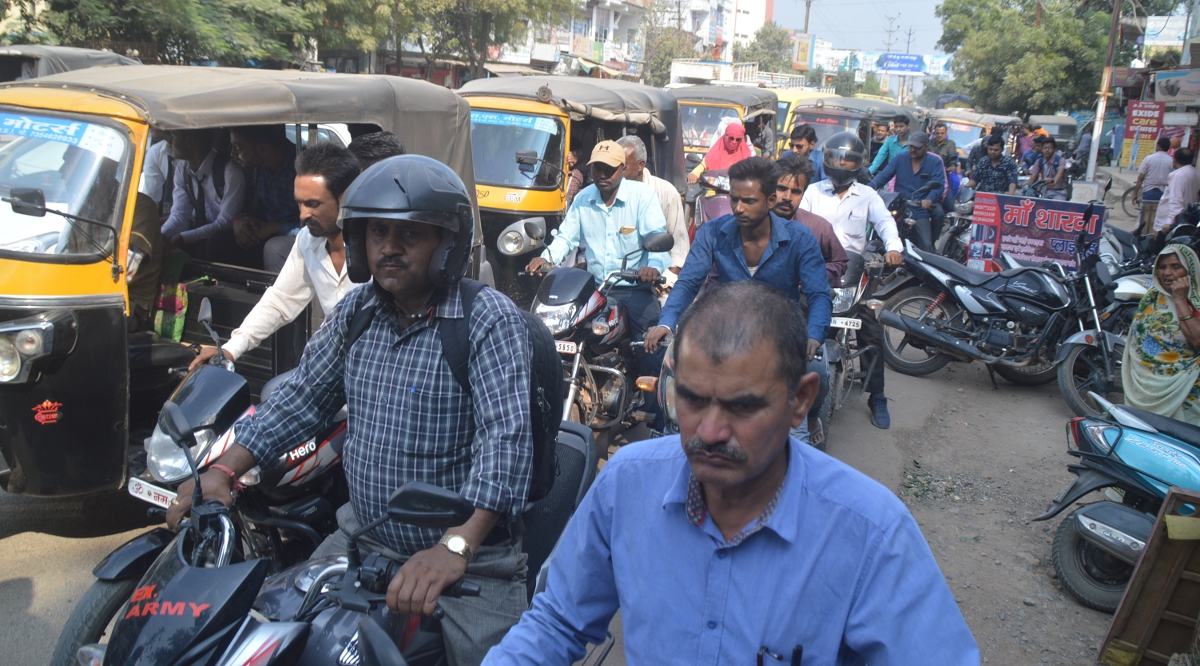 Traffic system of the city collapsed, people struggle with jam