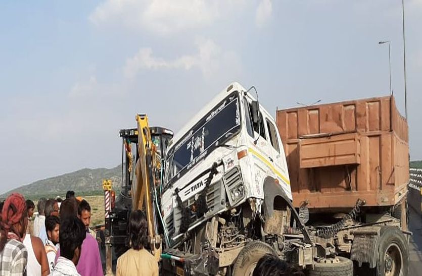 Kishangarh- Accident of two truck trailer on NH8