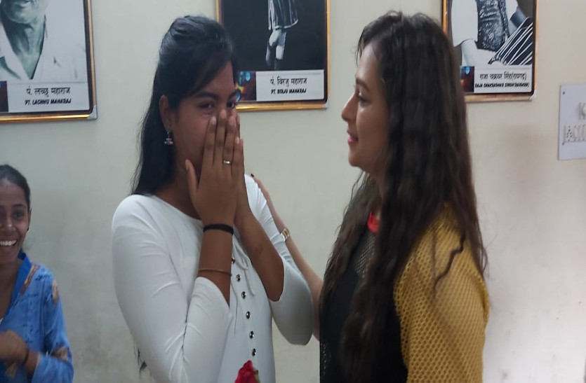बॉलीवुड सिंगर सुमेधा से मिलकर रो पड़ी रायपुर की कॉलेज गर्ल, जानिए क्यों