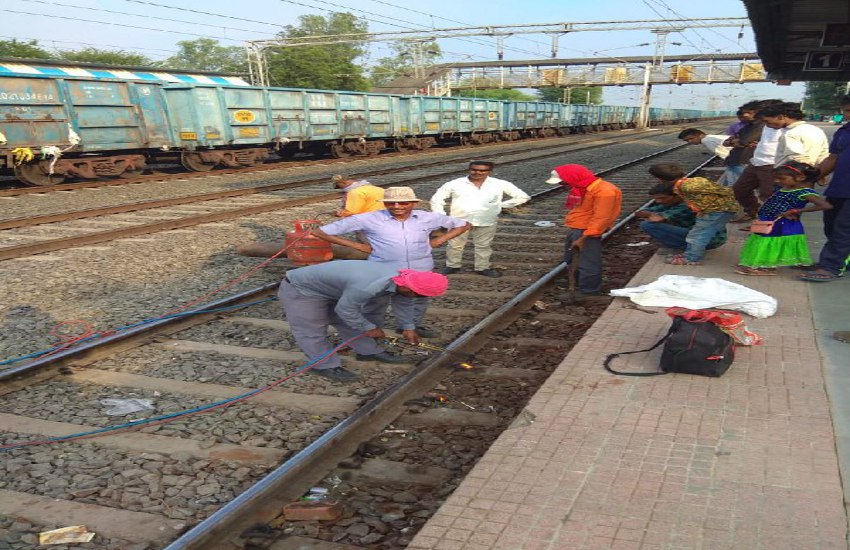 रेल प्रशासन के दो अधिकारियों ने यात्रियों की जान को लगा दिया दाव पर