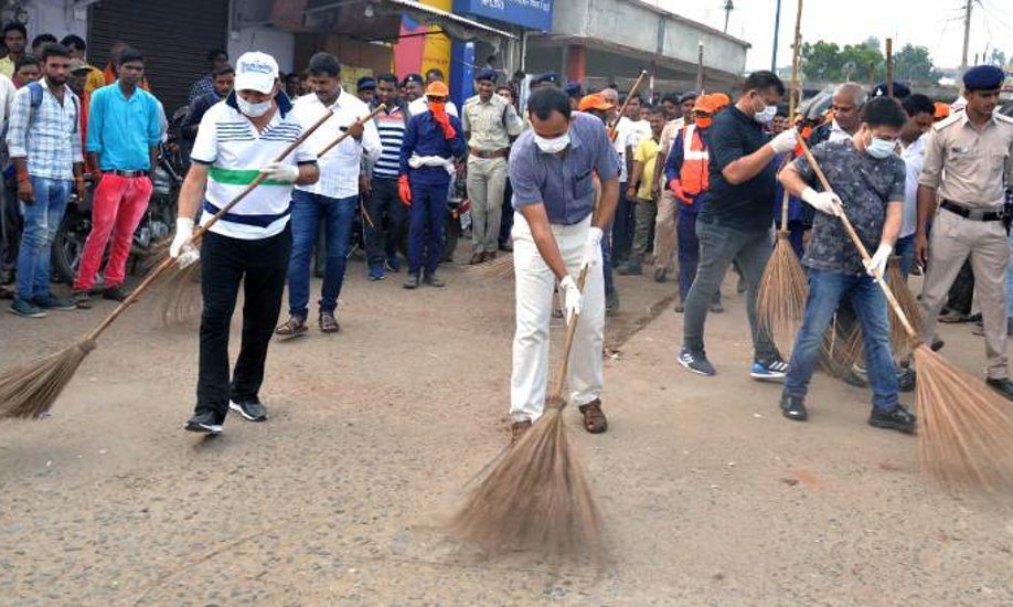 Nagar nigam Commissioner sweeps with Singrauli Collector and SP