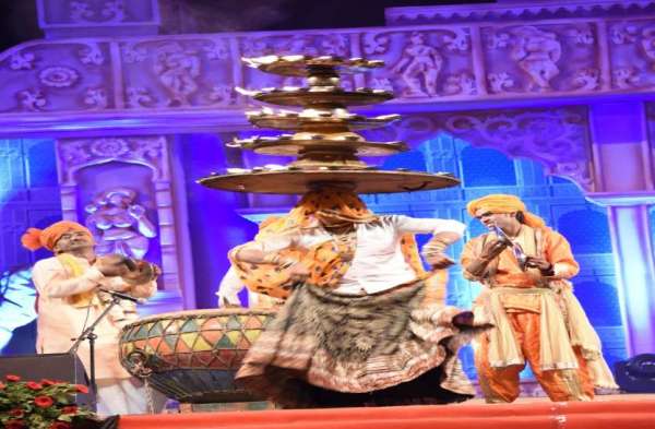 संस्कृति मंत्रालय द्वारा आयोजित 10वें राष्ट्रीय संस्कृति महोत्सव में वृंदावन की रासलीला की प्रस्तुती लेते कलाकार