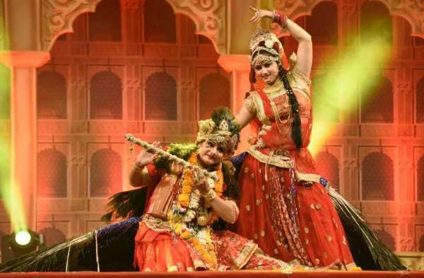 संस्कृति मंत्रालय द्वारा आयोजित 10वें राष्ट्रीय संस्कृति महोत्सव में वृंदावन की रासलीला की प्रस्तुती लेते कलाकार