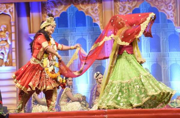 संस्कृति मंत्रालय द्वारा आयोजित 10वें राष्ट्रीय संस्कृति महोत्सव में वृंदावन की रासलीला की प्रस्तुती लेते कलाकार