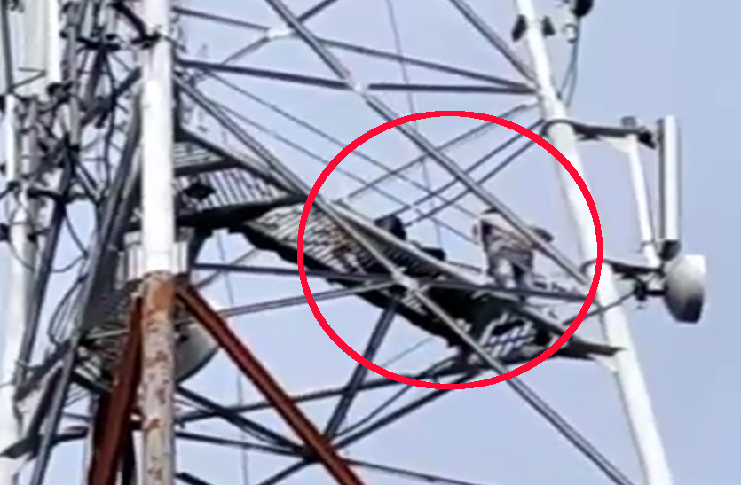 Two men climbed the tower in bhilwara