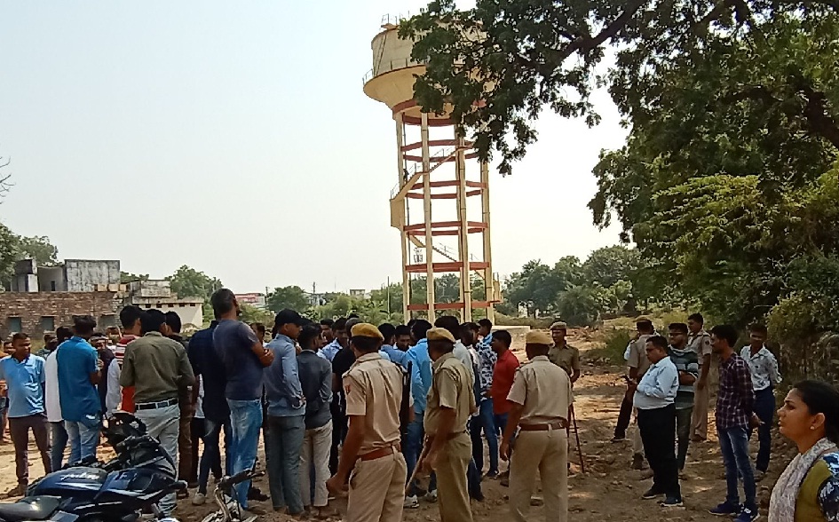 छात्रावास की जमीन भाजपा कार्यालय को आवंटित करने का विरोध, छात्र टंकी पर चढ़े