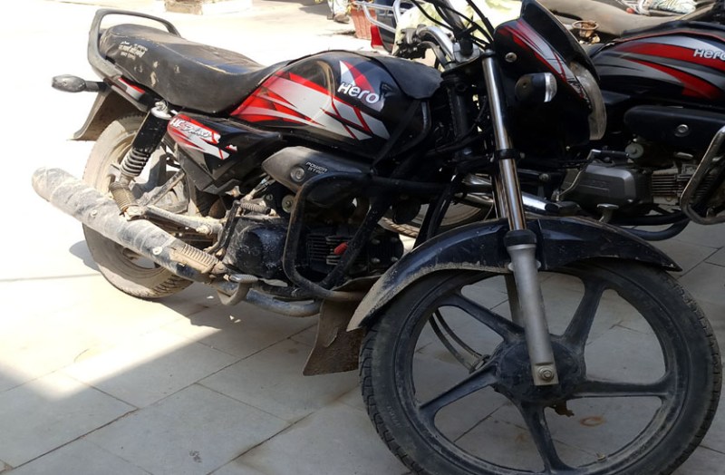 घर से बाहर निकलते ही महिला से चेन स्नैचिंग का प्रयास, लोगों ने पिछा किया तो बाइक छोड़ भागा आरोपी