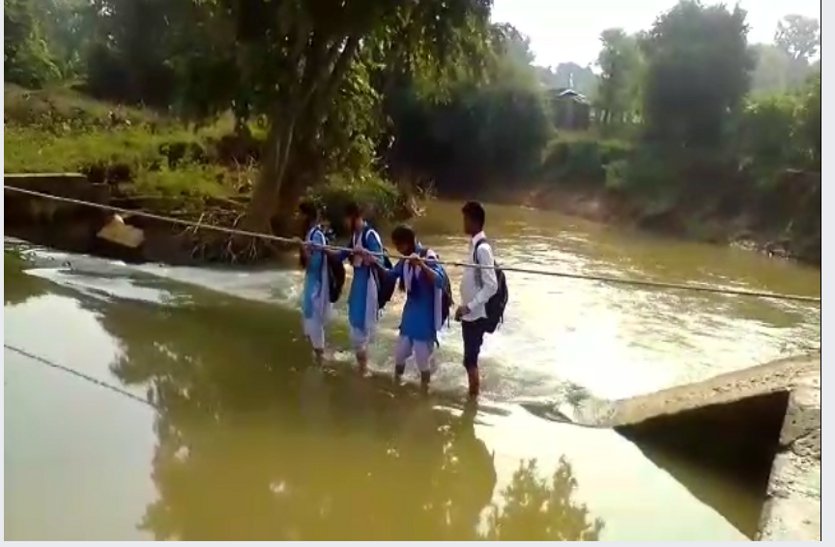 यहां की बेटियां तेज धार वाली नदी को रस्सी के सहारे पार कर जातीं हैं स्कूल
