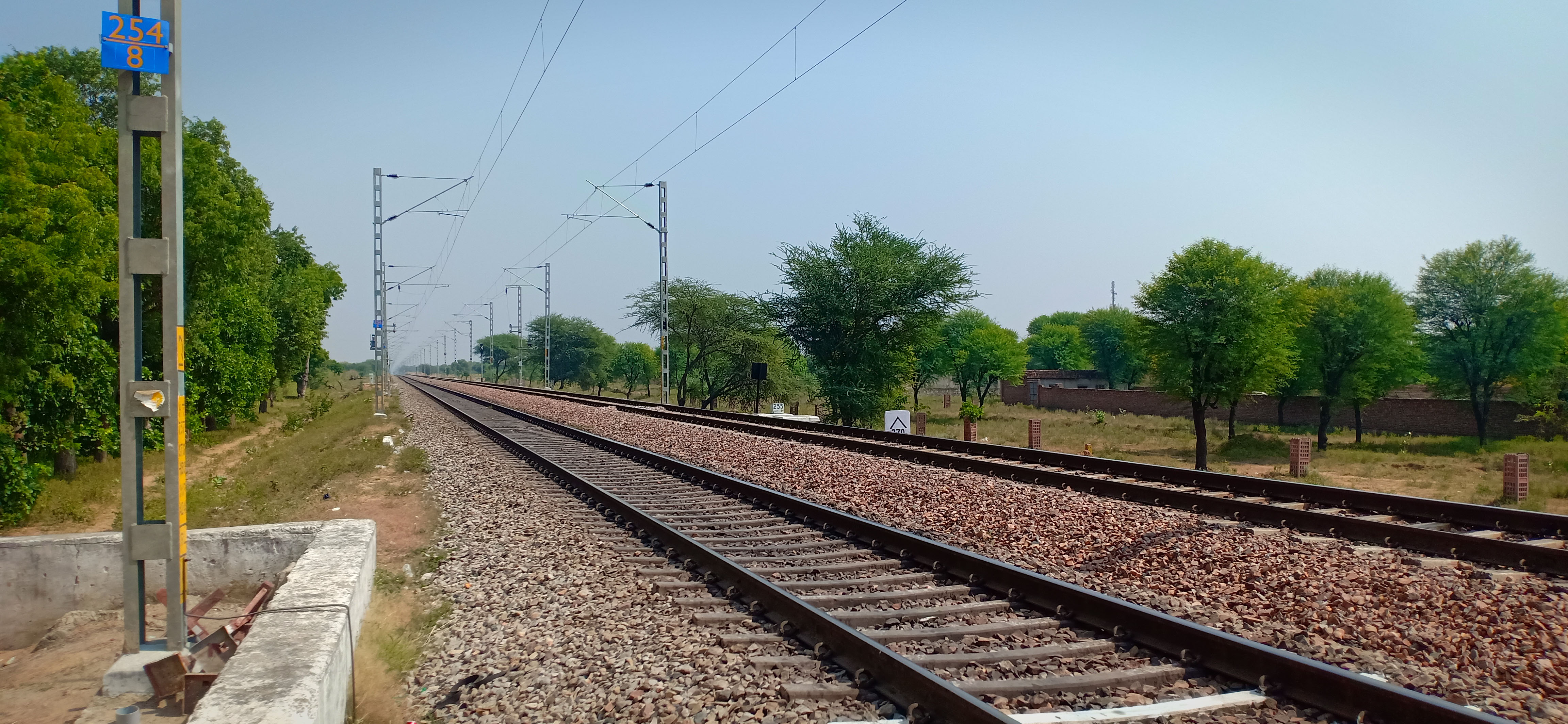 बिंदायका में रेलवे ट्रेक पर मिला शव, तो जयपुर-अजमेर राजमार्ग पर हादसे के बाद लगा जाम